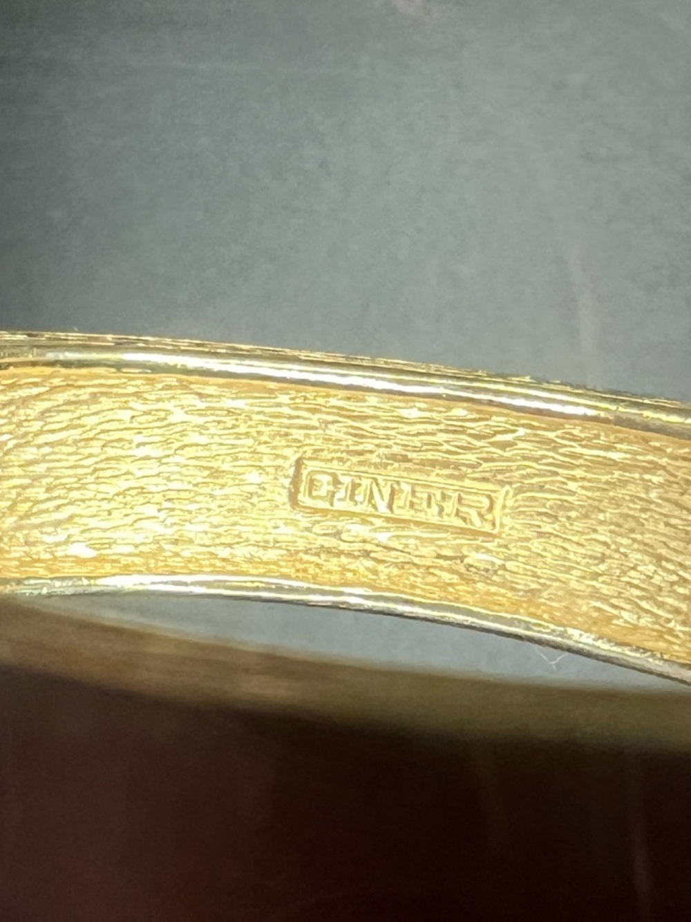 CINER Bracelet Signed Gold-Tone Hinged Clamper Bangle Deep Cherry Red Enamel - Picture 5 of 10